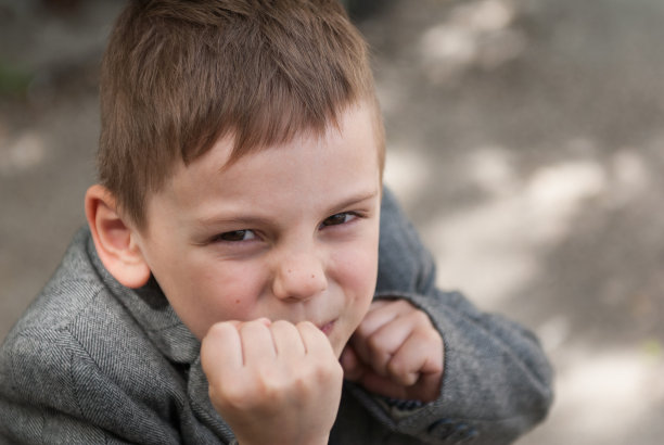 拳击架上的有趣小男孩图片下载