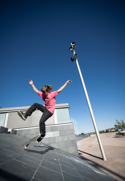 一个年轻的滑板运动员的肖像。图片下载
