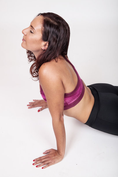 穿着健身服的女孩图片下载