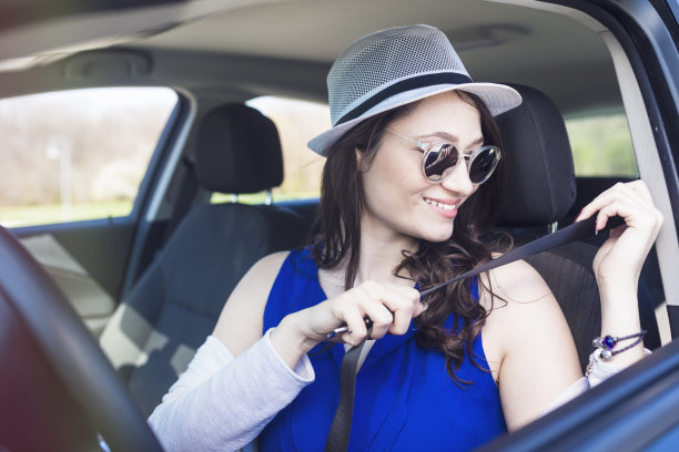 快乐年轻女子禁食安全带图片下载