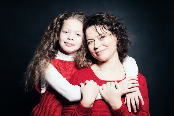 拥抱母亲和孩子图片下载