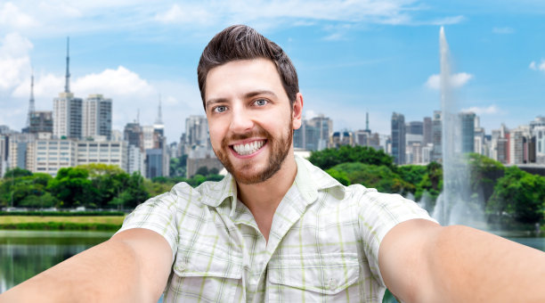 一个快乐的年轻人在圣保罗自拍图片下载