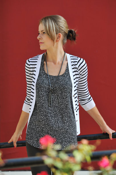 年轻的欧洲女人在红墙前看着别处图片下载