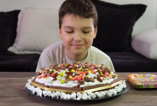 拿着生日蛋糕的男孩图片下载