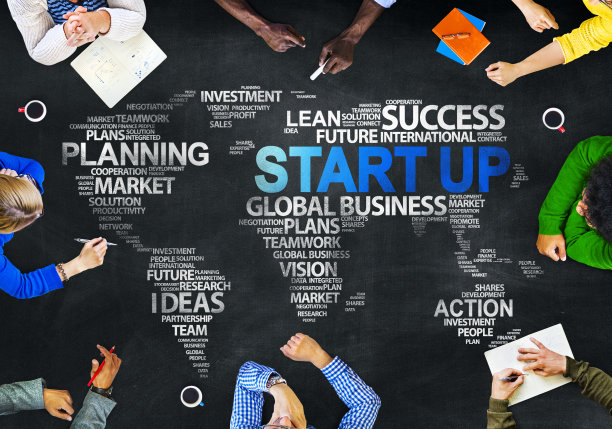 多民族人士讨论启动全球问题的概念图片下载