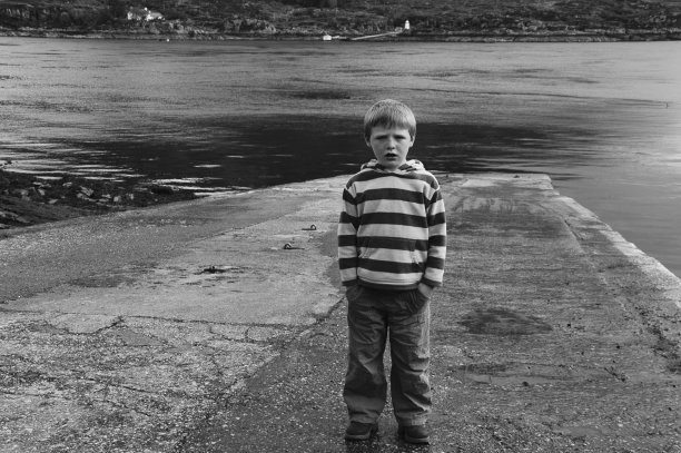 年轻的小伙子在船台上图片下载