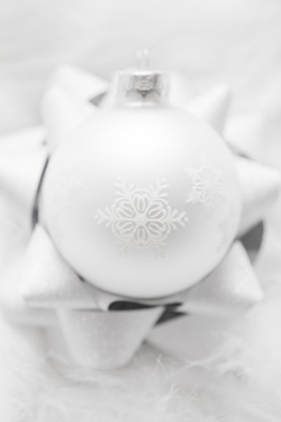 雪花圣诞装饰蝴蝶结下雪，冬天的感觉图片下载