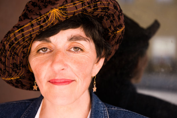 市中心的女人图片下载