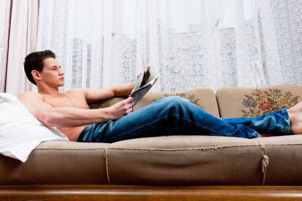 放松的男人读报纸图片下载