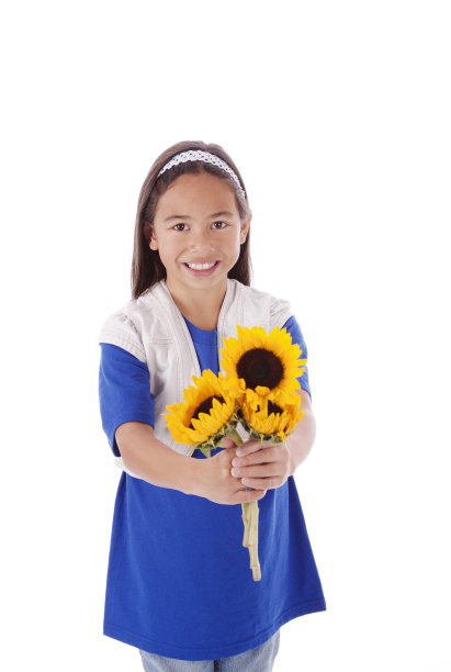 快乐微笑的西班牙女孩拿着向日葵图片下载