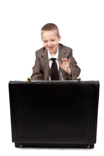 小男孩装扮成商人图片下载