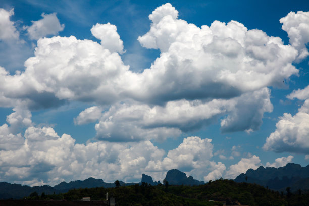 山上和湖里的白云图片下载