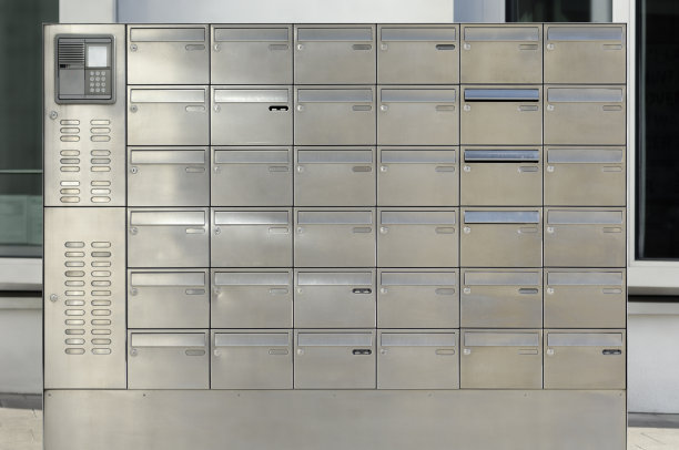 一大群金属信箱和铭牌图片下载