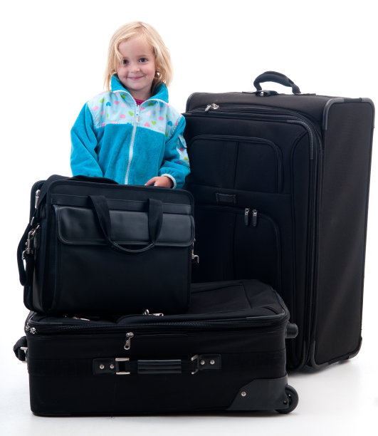 年轻女孩拿着行李站着。图片下载