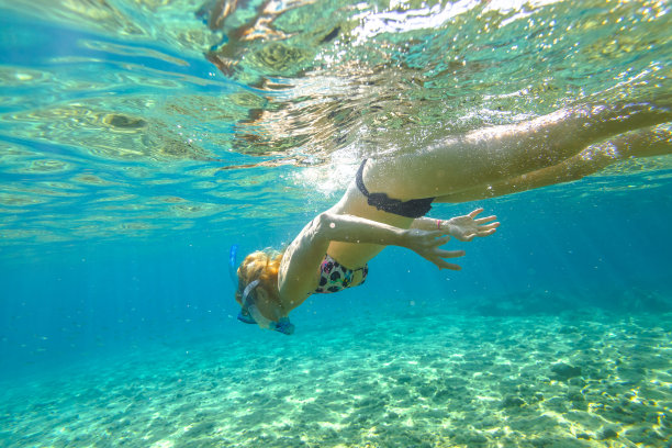 女性在水下呼吸暂停图片下载