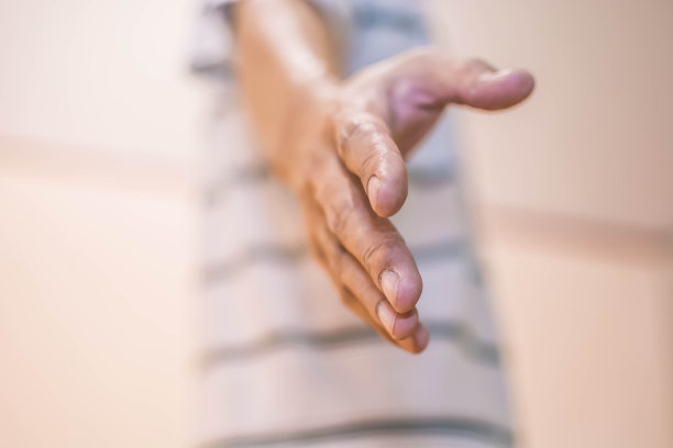 6、手伸出去相助，场浅景深图片下载