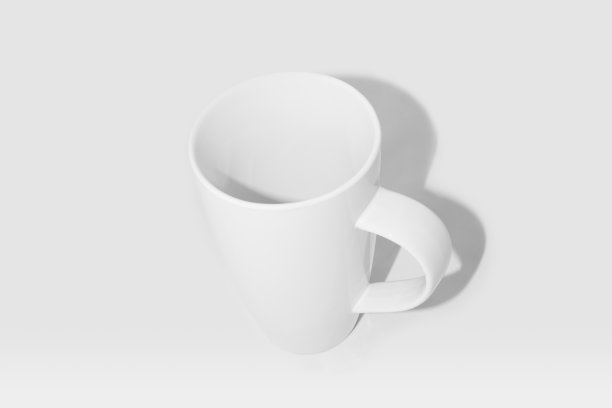 大咖啡杯:白色背景上的白色陶器图片下载