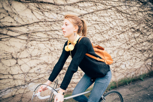 年轻漂亮的潮人运动金发女人图片下载