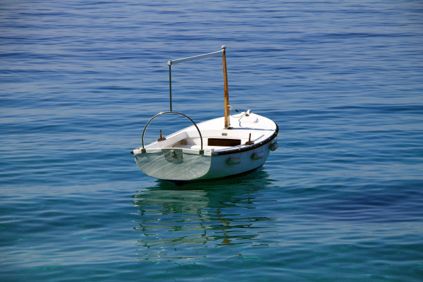 克罗地亚亚得里亚海的白色小船图片下载