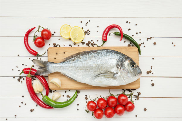 新鲜的剑鱼和柠檬放在木砧板上图片下载