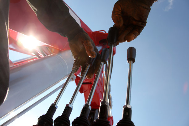 吊车司机图片下载