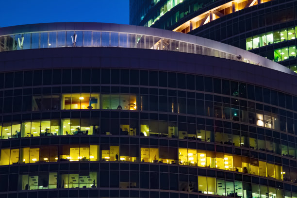 摩天大楼办公室夜间照明。图片下载