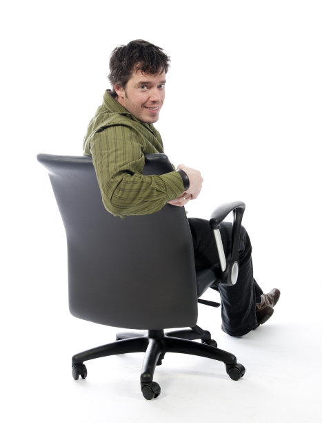 男人坐在椅子上办公，专业的微笑着快乐图片下载