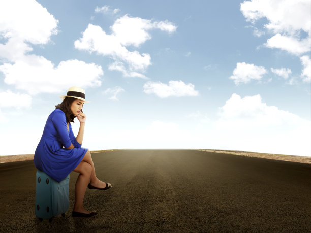 美丽的女人独自在路上等待图片下载