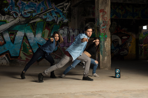 城市舞者展示一些动作图片下载