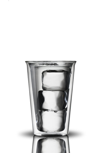 加冰块的玻璃杯图片下载