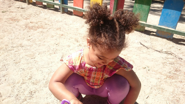 小女孩玩图片下载