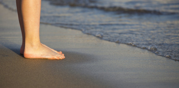 站在沙滩上图片下载