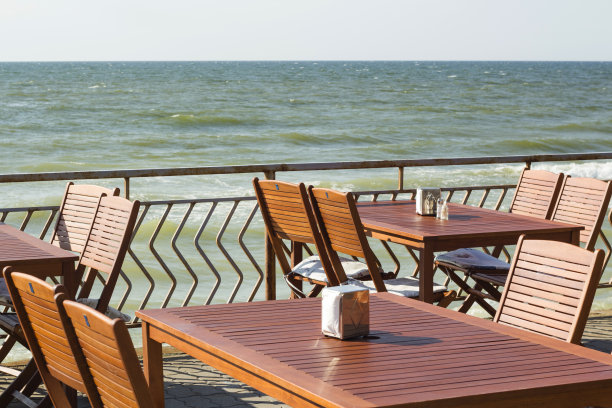 在开阔的天空下用餐，还能看到美丽的海景图片下载