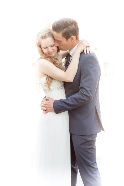 恋爱中的年轻情侣图片下载