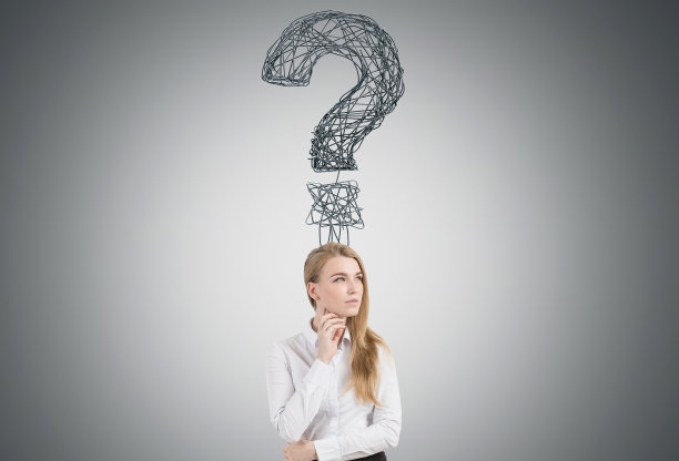 金发女商人，带着灰色金属丝问号图片下载