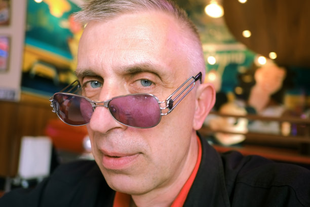 侧视的男人图片下载