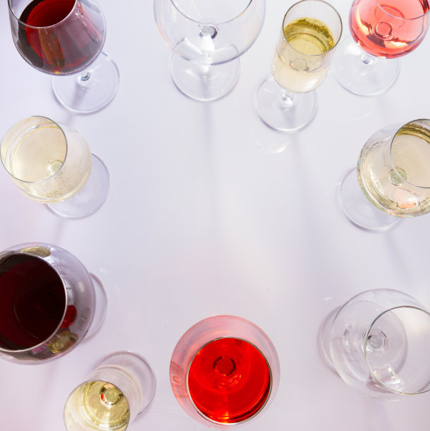 一套盛酒的玻璃杯图片下载