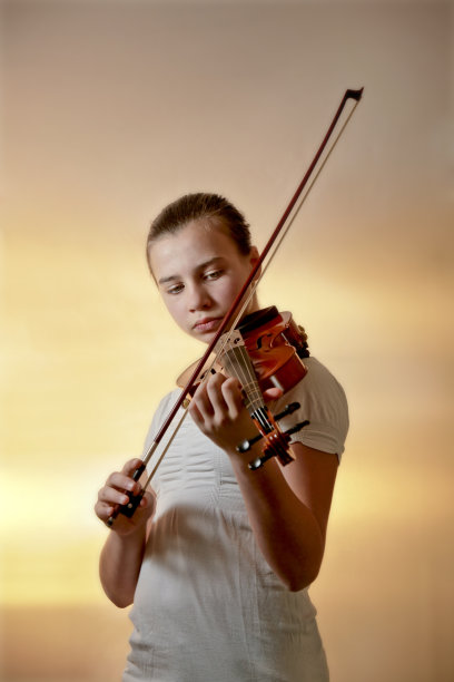 女孩更喜欢拉小提琴图片下载