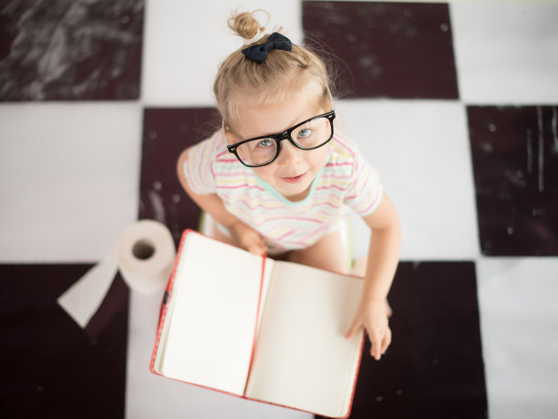 小女孩用笔记本上的便盆图片下载