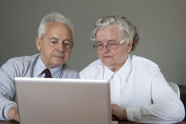 老年人与科技图片下载