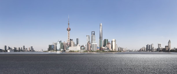 空旷的柏油路和现代的天际线和建筑图片下载