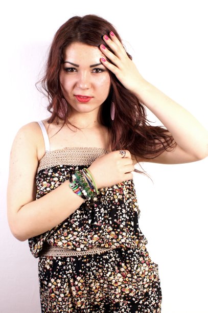 一个白底的年轻女士在摄影棚里的照片图片下载