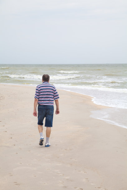 人走在海滩上图片下载