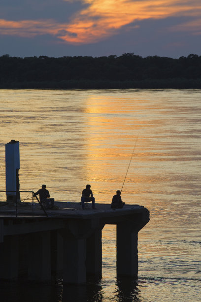 夕阳下的三个渔夫图片下载