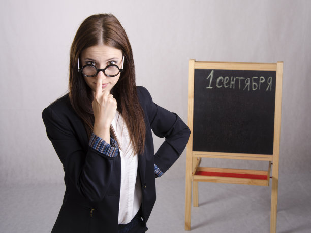 他的鼻子和黑板上有教师眼镜的肖像图片下载