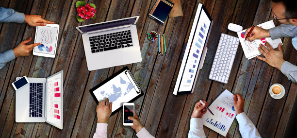 商人工作，讨论商业图表，战略。启动创意创新理念图片下载