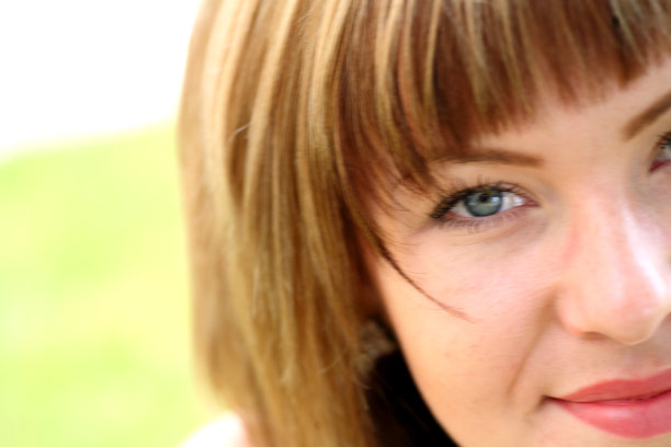 可爱的女孩的半脸近距离图片下载