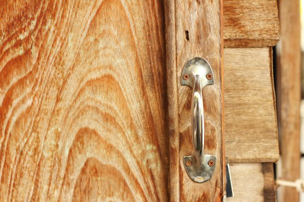 棕色木门上的门把手。图片下载