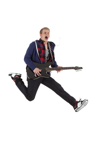 男人弹吉他，大声唱歌图片下载