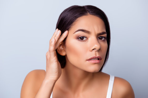 科斯的照片漂亮的年轻拉丁美洲女人摸她的脸，看起来很严肃图片下载